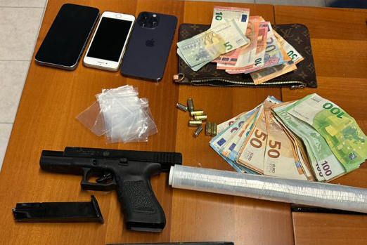 Arrestato spacciatore del Canturino: in casa cocaina, 2mila euro e una pistola scacciacani