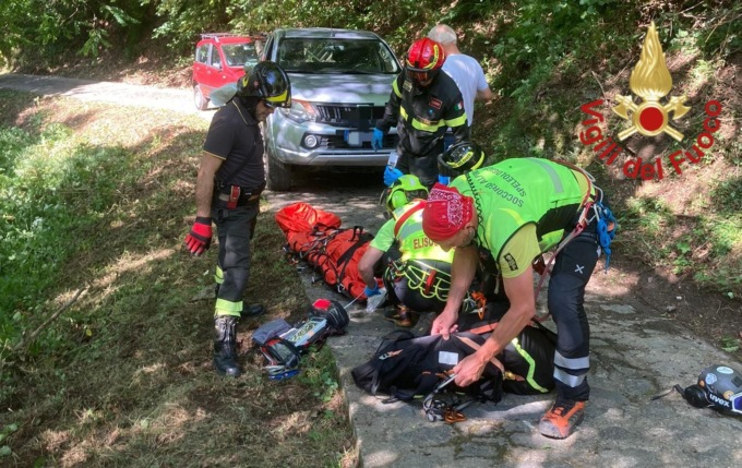 Si ribalta con il trattore e rimane schiacciato: gravissimo un uomo