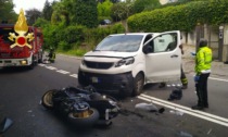 Scontro tra auto e moto a Como: motociclista incastrato sotto il furgoncino
