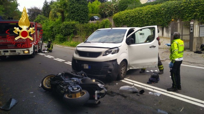 Scontro tra auto e moto a Como: motociclista incastrato sotto il furgoncino