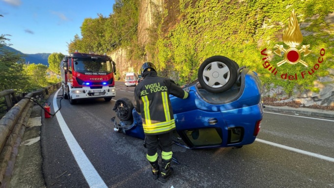 Si ribalta con l’auto sulla Regina: in ospedale ragazza di 20 anni