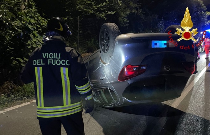 Si ribalta con l’auto a Cadorago: finisce in ospedale in codice giallo