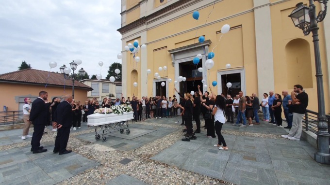 L’ultimo saluto a Jennifer: “Mai arrendersi è stato il suo insegnamento”