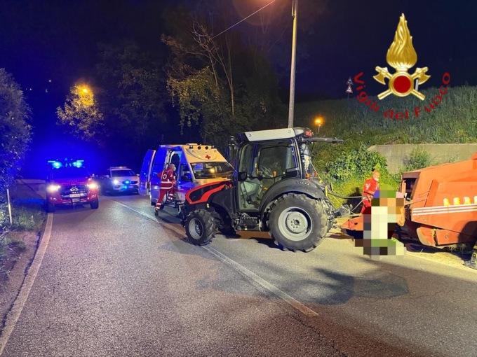 Mano incastrata tra imballatrice e trattore: soccorso un 25enne ad Asso