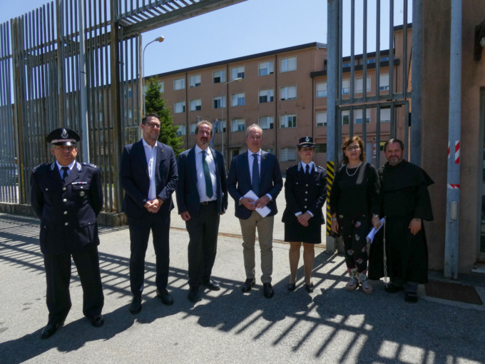Ostellari e Molteni in visita al Bassone: “No allo svuota-carceri. Sì alle assunzioni straordinarie”
