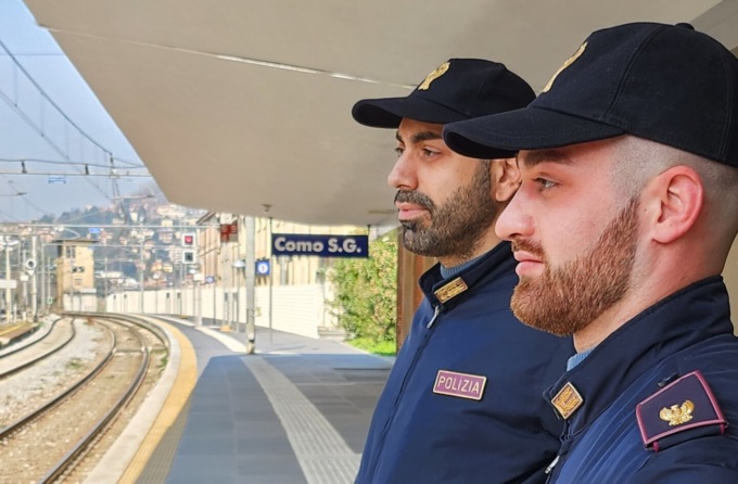 Picchia una 19enne sul treno, poi anche gli agenti della Polizia: arrestato 39enne nigeriano