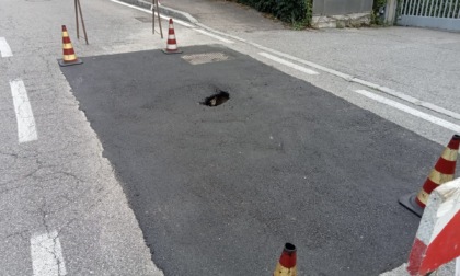 Casnate, in via Roma a una settimana dai lavori si riapre la voragine nell'asfalto