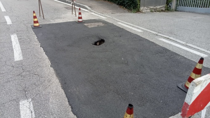 Casnate, in via Roma a una settimana dai lavori si riapre la voragine nell’asfalto