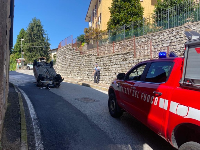 Si ribalta in auto, chiusa la strada in centro Longone