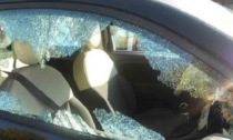Rompe il finestrino dell'auto per rubare: denunciato