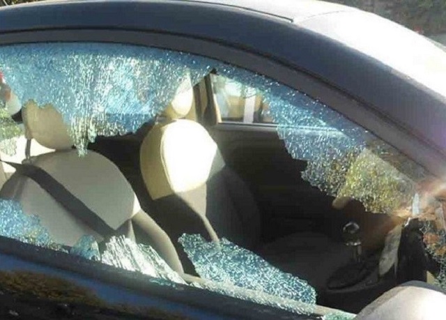 Rompe il finestrino dell’auto per rubare: denunciato