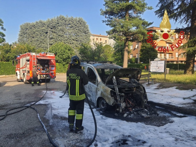 Auto prende fuoco a Cermenate