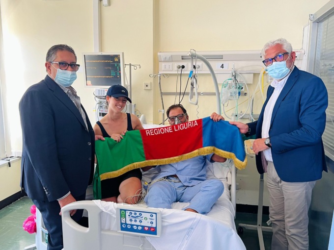 Pullman in fiamme sulla A12: donata la bandiera della Regione Liguria all’autista comasco