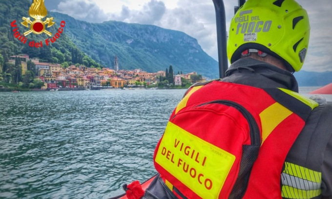 Persona dispersa nel lago: i Vigili del fuoco soccorrono una barca alla deriva