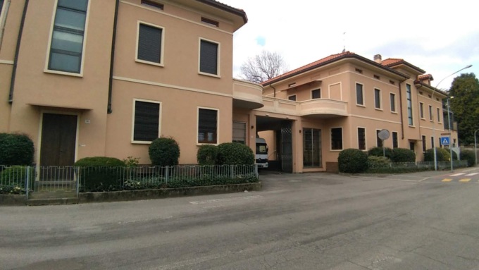 Infortunio alla “Saati”, operaio incastrato con il piede in un macchinario