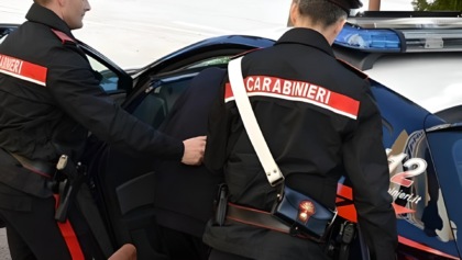 Minaccia e aggredisce i passanti con una bottiglia: arrestato