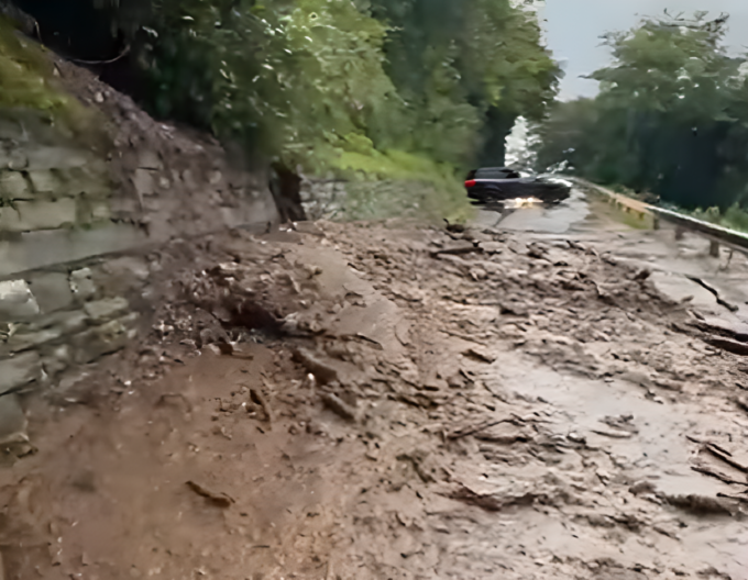 Fango e detriti sulla Lecco Bellagio: strada interrotta
