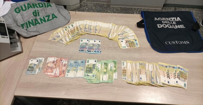 Provano a entrare in Italia con 60mila e 120mila euro: fermati due stranieri