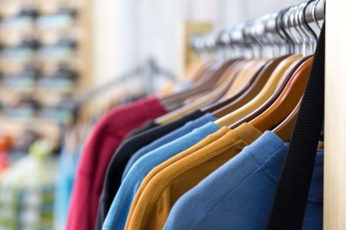 La t-shirt al posto della camicia: eleganza con stile