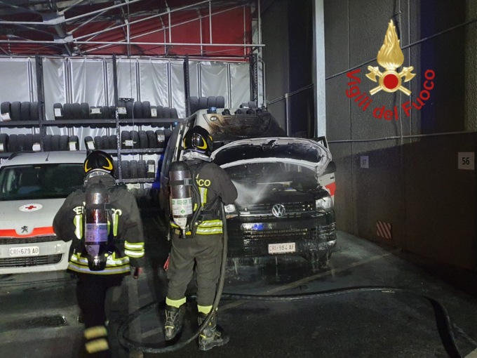 Va a fuoco un’ambulanza della Croce Rossa