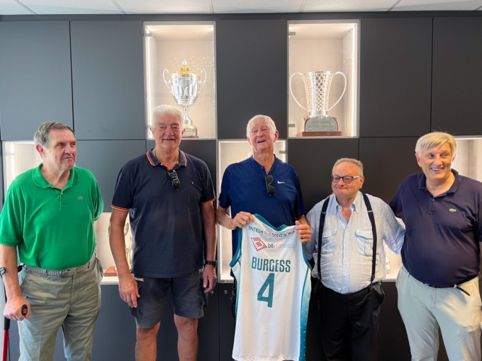 La leggenda Bob Burgess fa visita alla sede della Pallacanestro Cantù