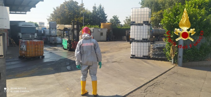 Fumi rossi da un’azienda chimica a Cantù: intervengono i Vigili del Fuoco