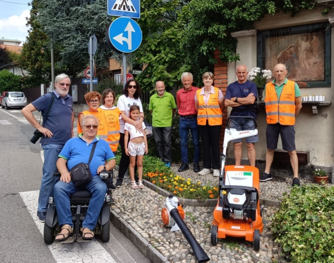 Utensili da giardinaggio donati ai Volontari civici