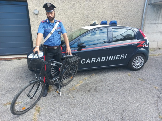 Rubò una bicicletta elettrica da 2mila euro: denunciato