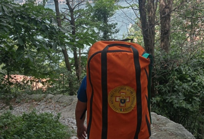 Si sloga la caviglia in montagna: deve intervenire il Soccorso Alpino