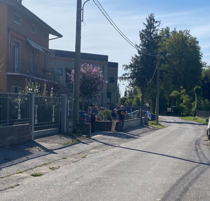 Su una scala viene colto da malore e cade: è grave