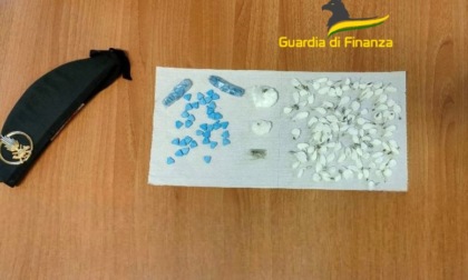 Con cocaina, hashish e ectasy in dogana: arrestati due italiani