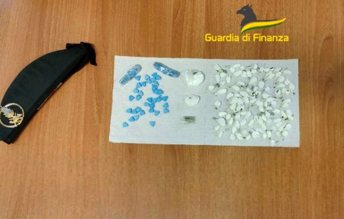 Con cocaina, hashish e ectasy in dogana: arrestati due italiani