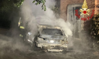 Carimate, auto in fiamme danneggia la cabina della corrente