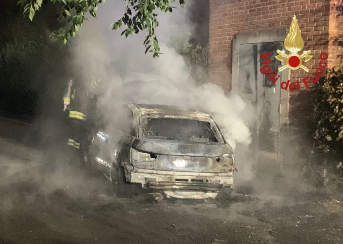 Carimate, auto in fiamme danneggia la cabina della corrente