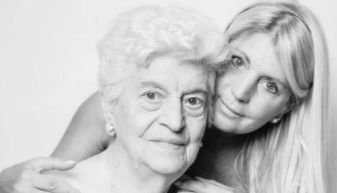 La storia di Paola e Luciana: una mamma e una figlia posano seminude contro il tumore al seno