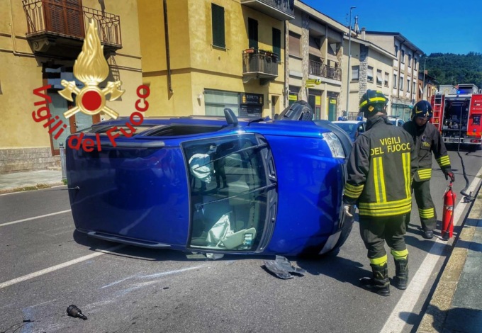 Perde il controllo e si ribalta con l’auto: 42enne in ospedale