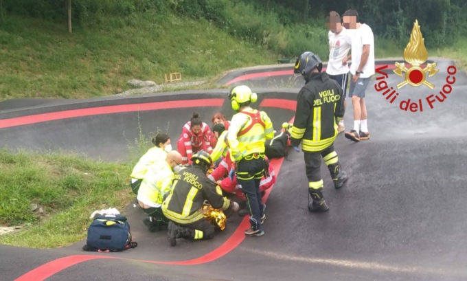 Cade di faccia al Pump Track di Cucciago: ciclista in ospedale con l’elisoccorso