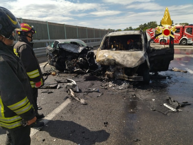 Tremendo frontale a Villa Guardia: le auto prendono fuoco, ci sono due feriti