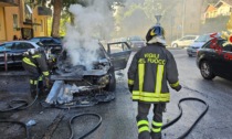 Como: auto prende fuoco mentre percorre via Bixio