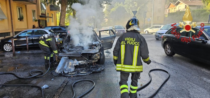 Como: auto prende fuoco mentre percorre via Bixio