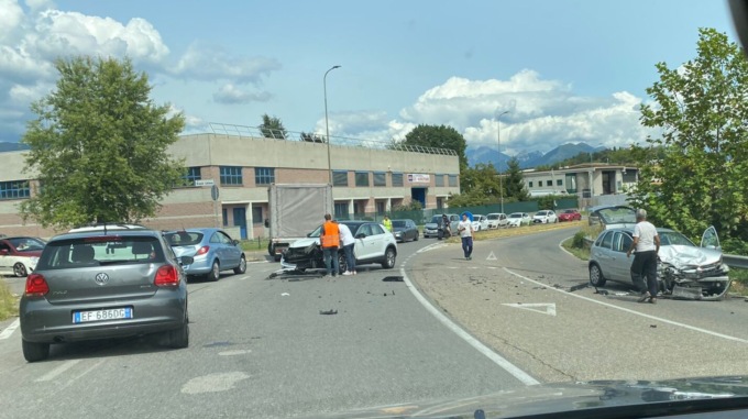 Frontale ad Alzate Brianza: traffico rallentato sulla Sp38
