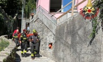 Deve fare 200 scalini per andare in ospedale: anziana di 80 anni aiutata dai Vigili del fuoco