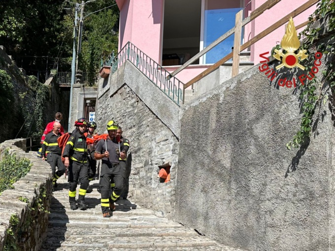Deve fare 200 scalini per andare in ospedale: anziana di 80 anni aiutata dai Vigili del fuoco