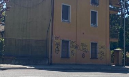 Ancora scritte anarchiche a Longone, Zoffili: “I cittadini devono essere risarciti”