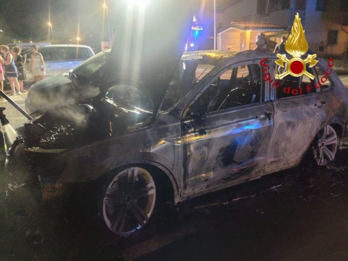 Auto in fiamme nella notte a Vertemate