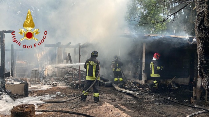 Cermenate, a fuoco baita in legno e magazzino: maximobilitazione di Vigili del fuoco