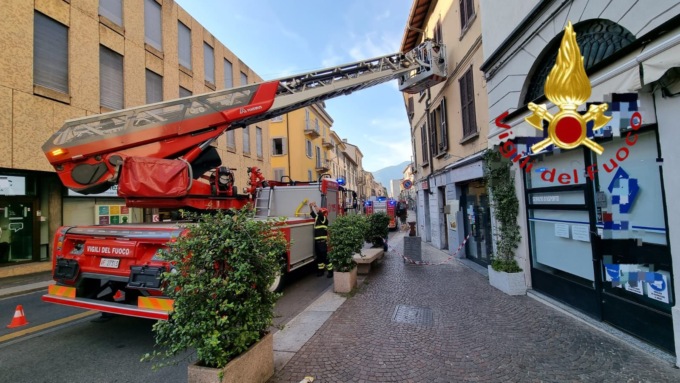 Cornicione pericolante, intervengono i Vigili del Fuoco