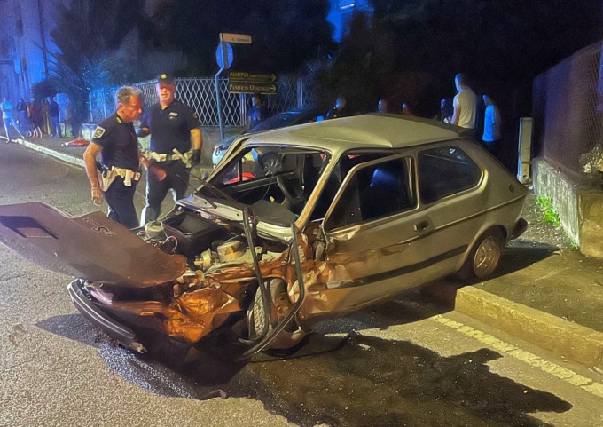 Contromano con un’auto rubata, non si ferma all’Alt e sbatte contro un muro: denunciato