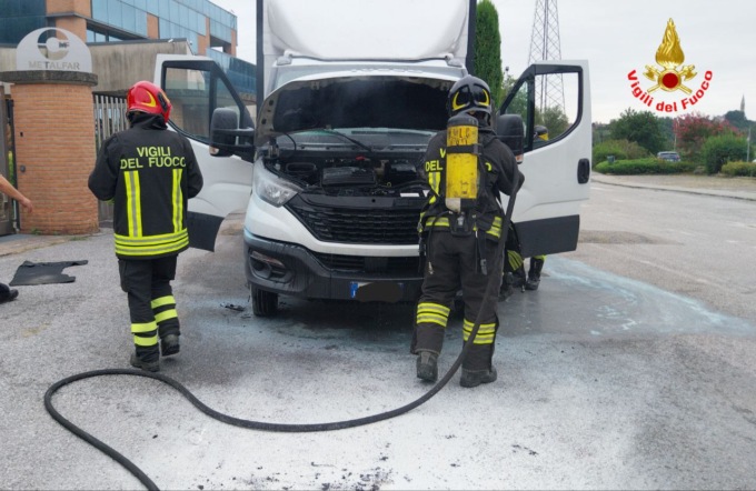 Furgone in fiamme: intervengono i Vigili del fuoco