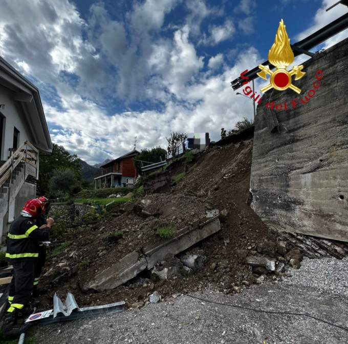 Frana a Carlazzo: una casa evacuata e un’auto distrutta